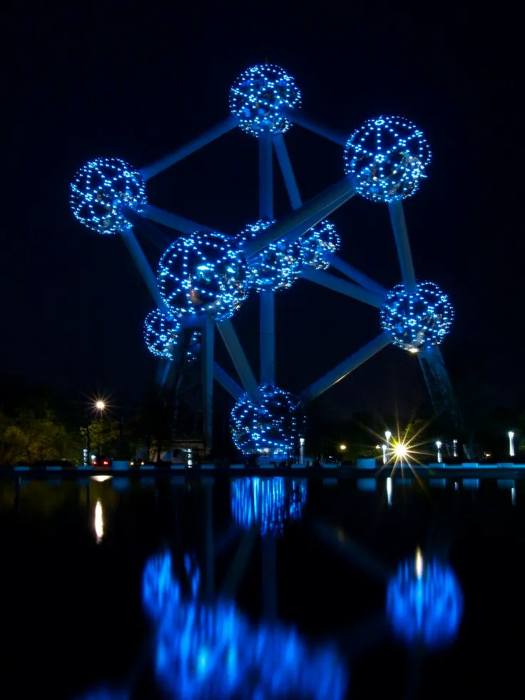 Vue nocturne de l'Atomium à Bruxelles
